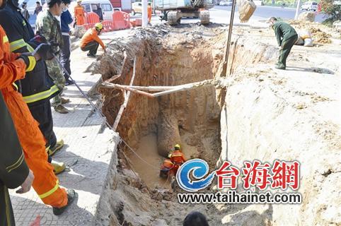 海沧一处污水管道施工工地发生塌方事故