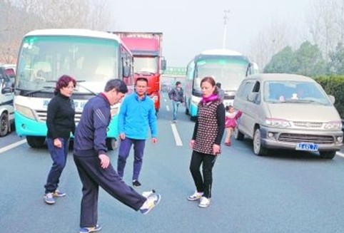 高速堵车大叔大妈一起踢毽打发时间