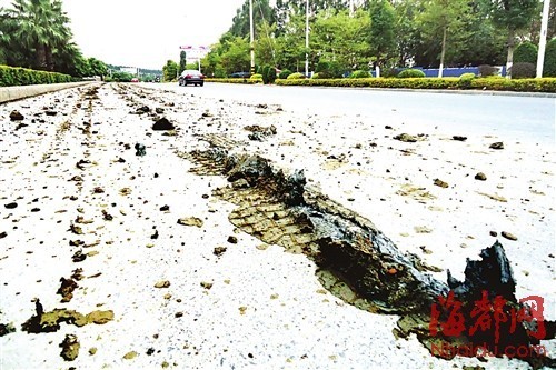 莆田一渣土车沿途“滴撒漏”泥土绵延数百米