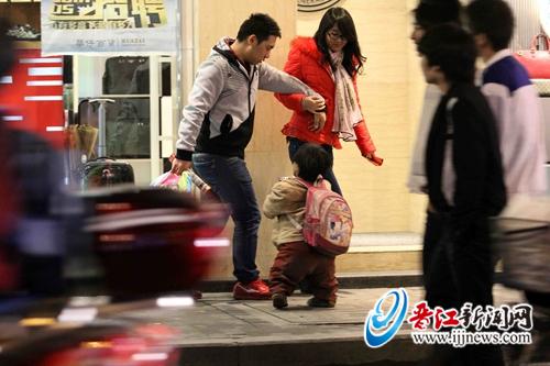 阳光路侏儒抱路人大腿乞讨 民警：可送救助站