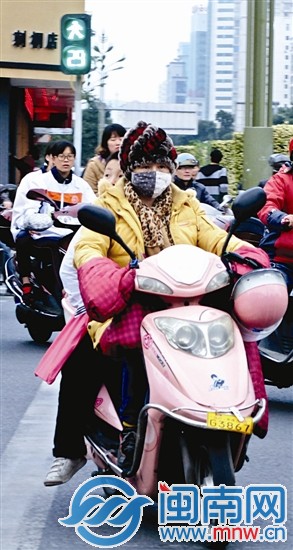 天冷，路人的衣服也变厚了
