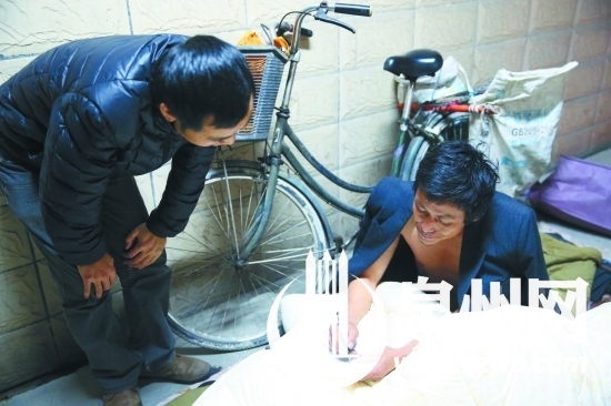 流浪“隐士”给记者写下他的微博地址