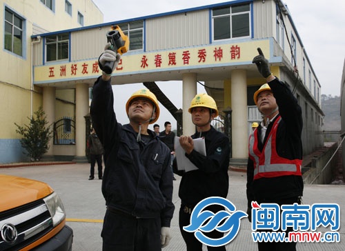 工作人员对香城企业的专用变压器进行红外测温