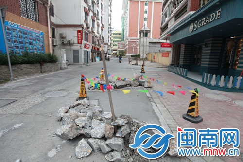 公界巷凹陷路面已填平补新