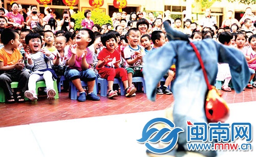 泉州开展闽南文化进校园活动,木偶戏走进幼儿园