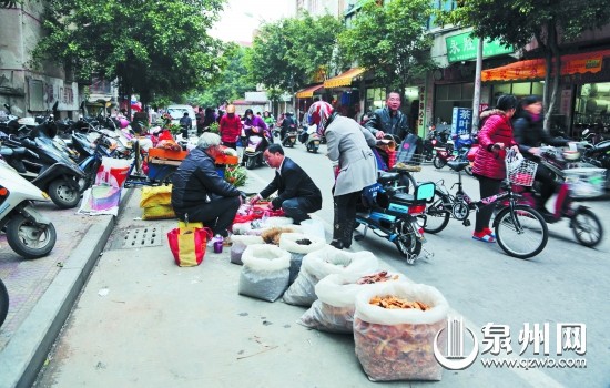 个别市民图方便让小摊贩有了生存空间