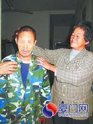 照顾智障弟弟50多年