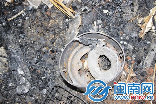 起火的312房间所使用的电器残骸