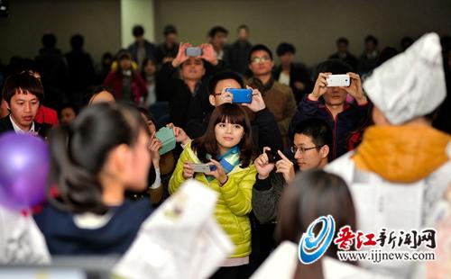 相亲会上，男士们的创意吸引了美女的目光
