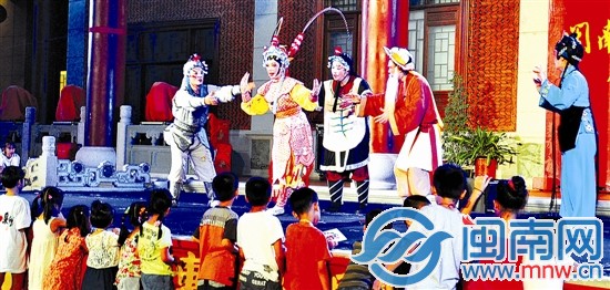 童话版高甲戏《渔夫和金鱼的故事》吸引了不少孩子