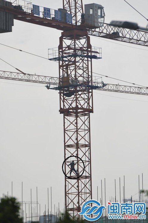 为讨回被欠工资，男子爬上基建塔
