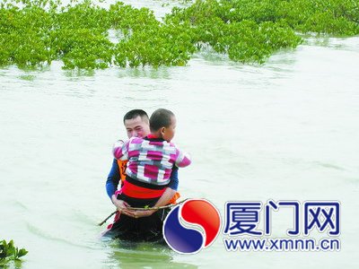 庄警官先把年纪较小的男孩抱上岸