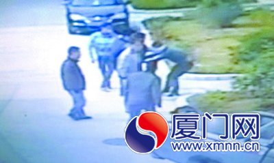 监控显示五名男子殴打两人１