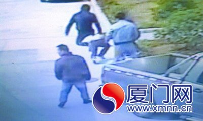 监控显示五名男子殴打两人２