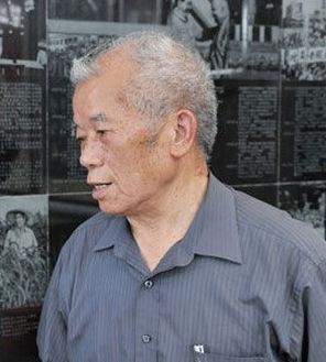 彭启安在塔园的展览墙前讲解