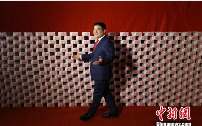 陈光标在“钱墙”前踱步说：“欢迎大家来查我。”