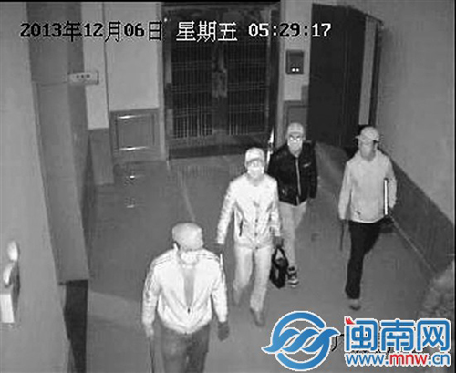 犯罪团伙作案时被监控拍下