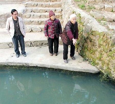 7旬老太跳进河中救人