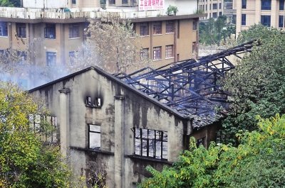 福州台江大火20万家当被烧毁 坚强大妈：从头来