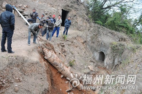 福州亭江炮台出土百年铁炮 重达3吨