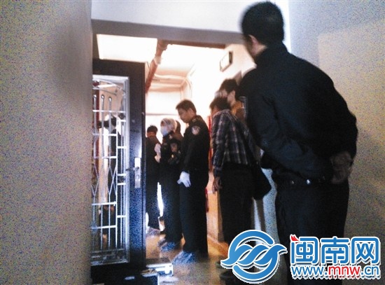 警方破门而入现场取证