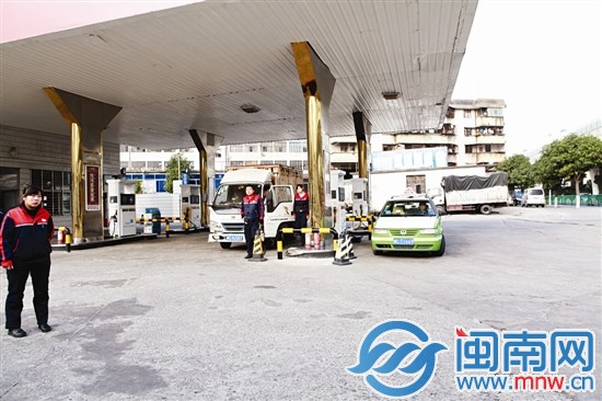 坪山路中石化加油站，两辆的士没加到柴油