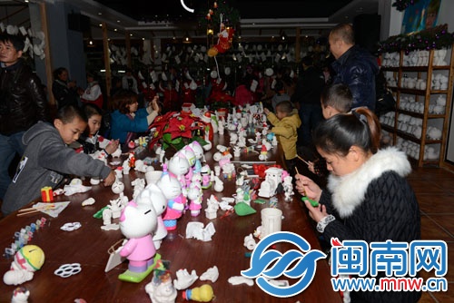 与文化观光旅游相结合，是工艺美术企业打开国内市场 