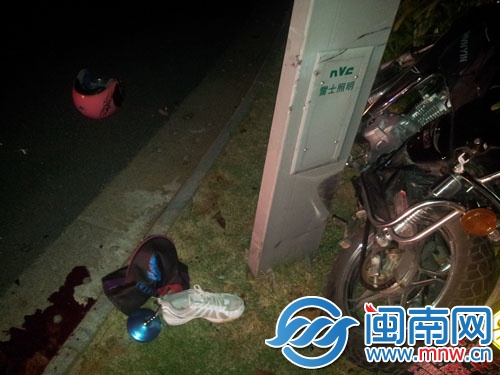 聂某骑摩托车撞向路边灯杆