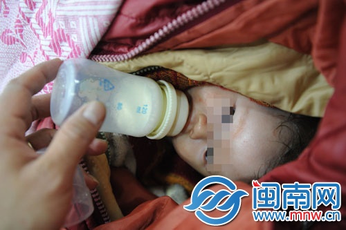 婴儿饿得哇哇叫，喂了奶才安静下来