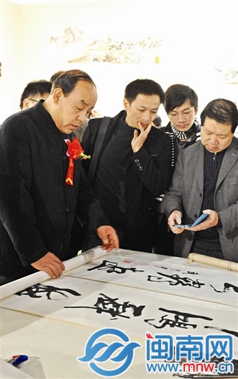 傅宝世（左一）现场鉴定字画