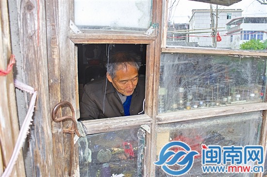 一位老人沉浸在自己的纺织活中