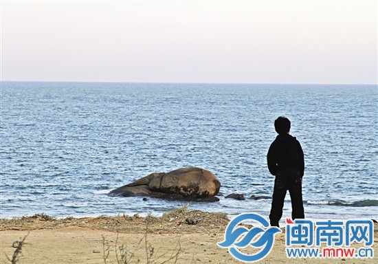 一少年迎风站立