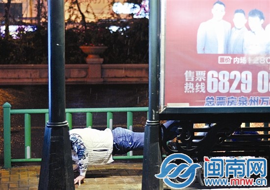 一名男子在泉州市区刺桐路的公交站亭淡定地做起俯卧撑
