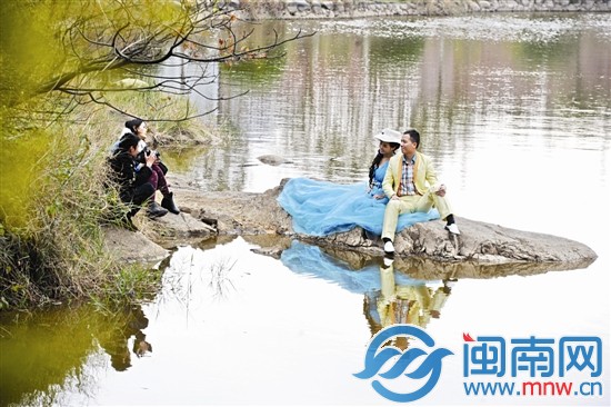 泉州森林公园内不少人穿着艳丽的礼服拍婚纱