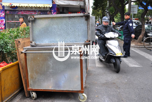 涂门街泉州府文庙路口，巨大的烤炉占了非机动车道， 