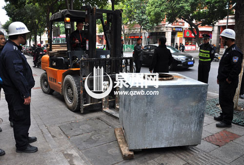 福建医科大学附属二院外人行道，巨大的烤炉只能用叉 