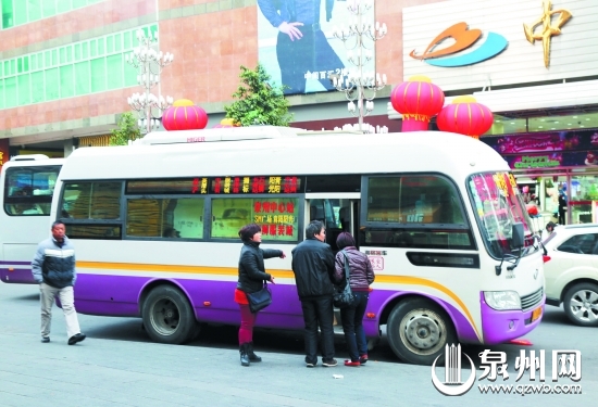 客车已驶出车站，却随意停在路边拉客