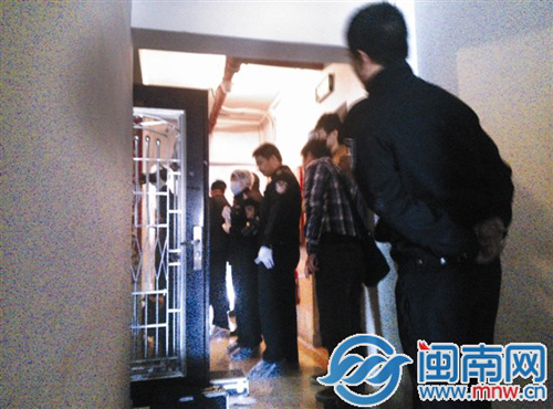警方破门而入现场取证