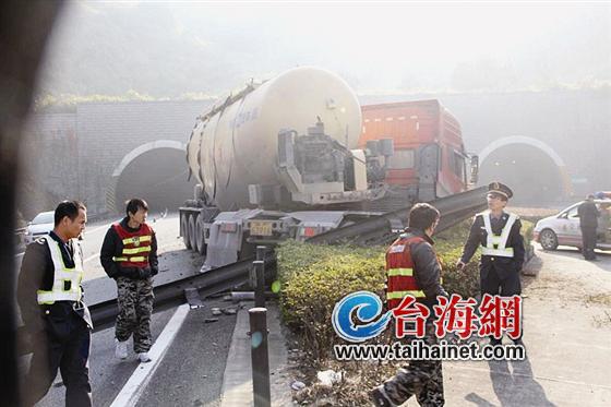 隧道超车 货车骑上护栏