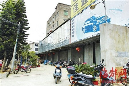 村民称，广告牌内存在违章搭建