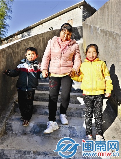 彭佑云带着儿女到葛坑镇求学，和丈夫两地分居