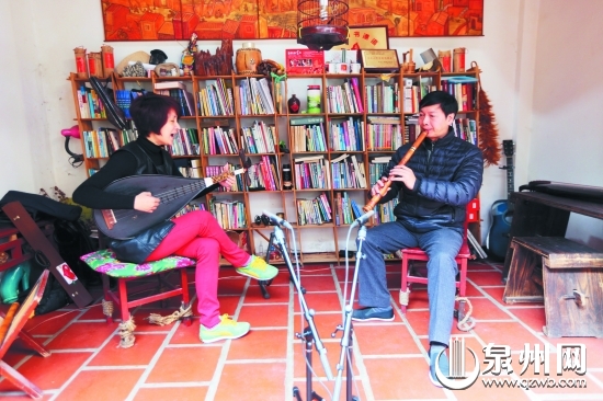 蔡雅艺（左）在南音中创新融入多种元素