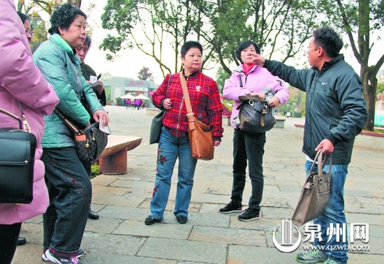 导游（右）把游客带到石林入口处，让游客自己逛。