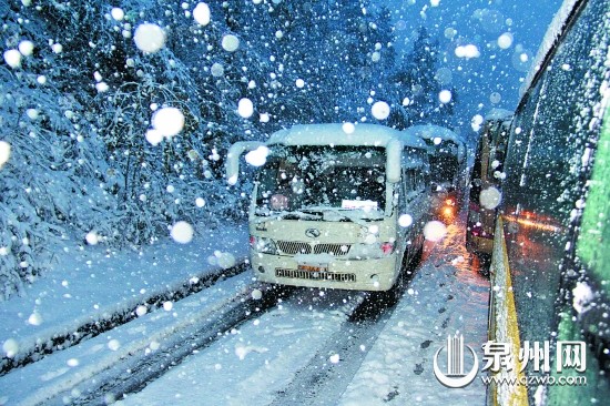 旅游车在暴风雪中被困在大山21小时，整个过程导游没 