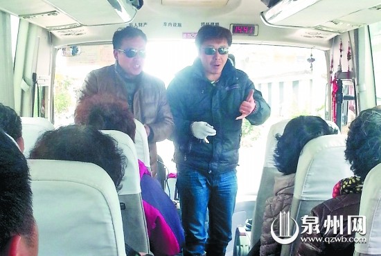 一有景点被略过，戴墨镜的导游（左）与司机就要求大 