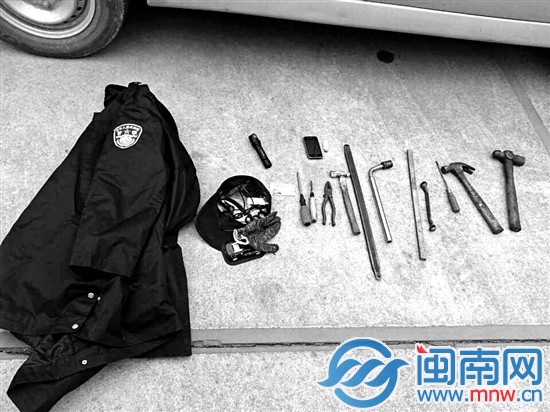 侯某作案时的警用大衣，警用手电筒及其他工具
