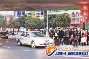每个路口都有交警协警疏导交通