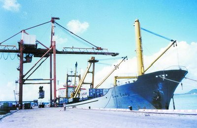 1983年4月5日，厦门—香港集装箱班轮正式通航