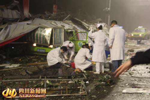 泸州江阳区摩尔商场发生爆炸1