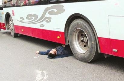 男子躺车下